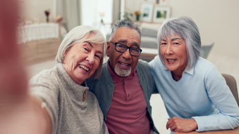 Seniorengruppe,-Gesicht-Und-Selfie-Im-Wohnzimmer