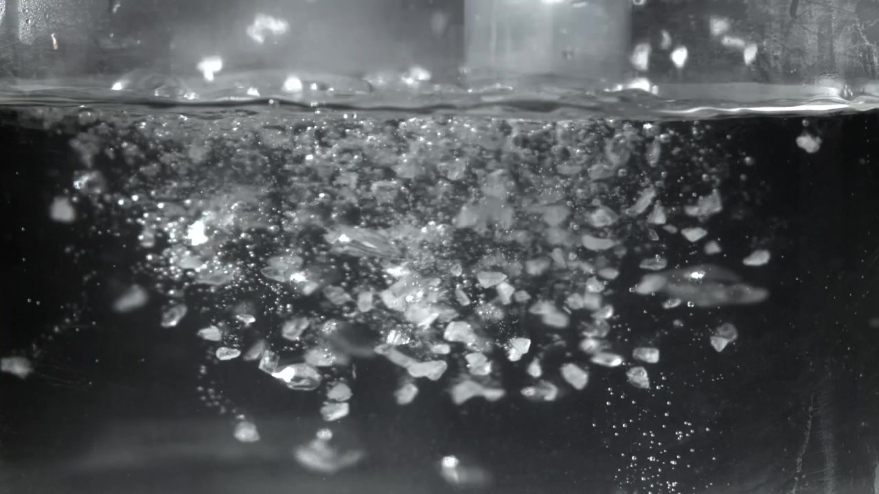 Primo piano di acqua che bolle con molte bolle che salgono