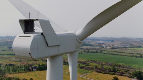vista trasera de la turbina eólica con hélices desde un avión no tripulado, toma de primer plano