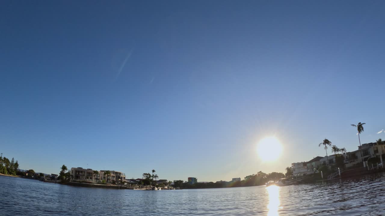 건물 들 을 볼 수 있는 물 위 에 해 가 지는 것