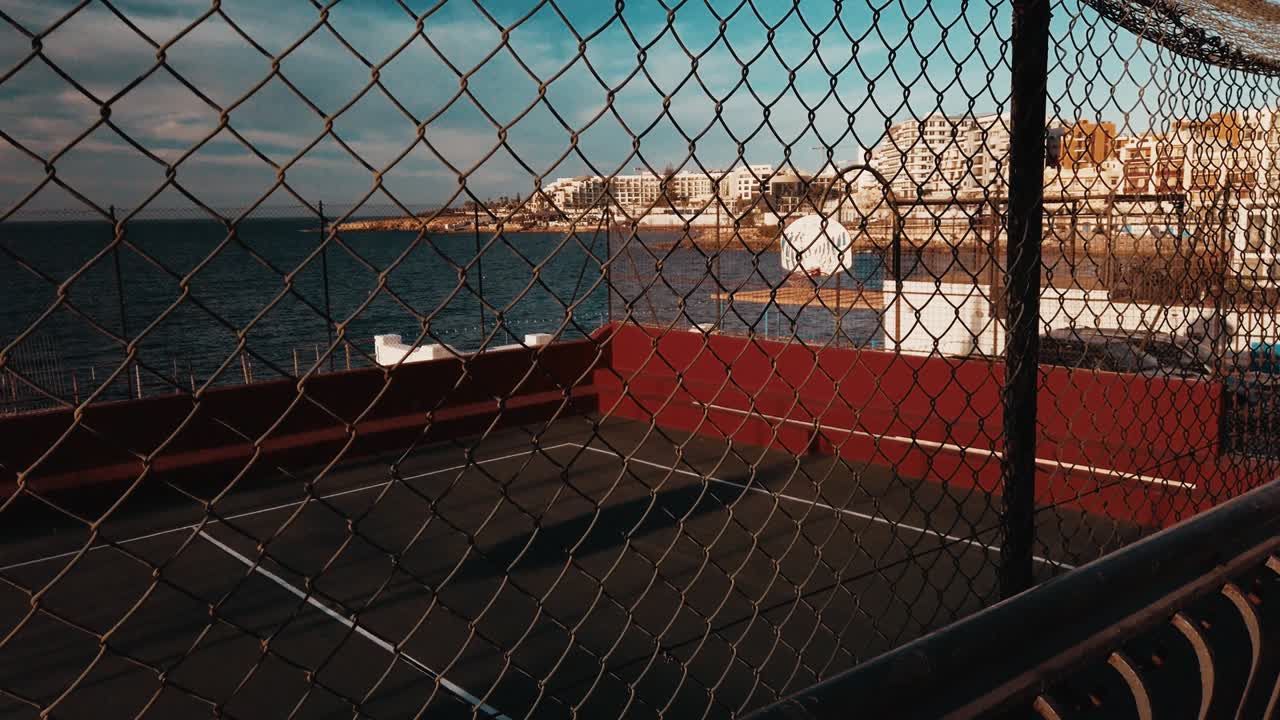 말타의 부기바 해안에 있는 빈 농구 경기장.