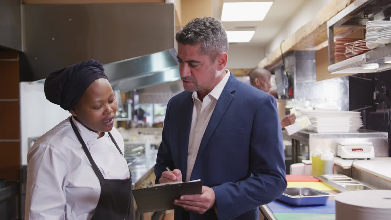 hombre caucásico hablando con un chef
