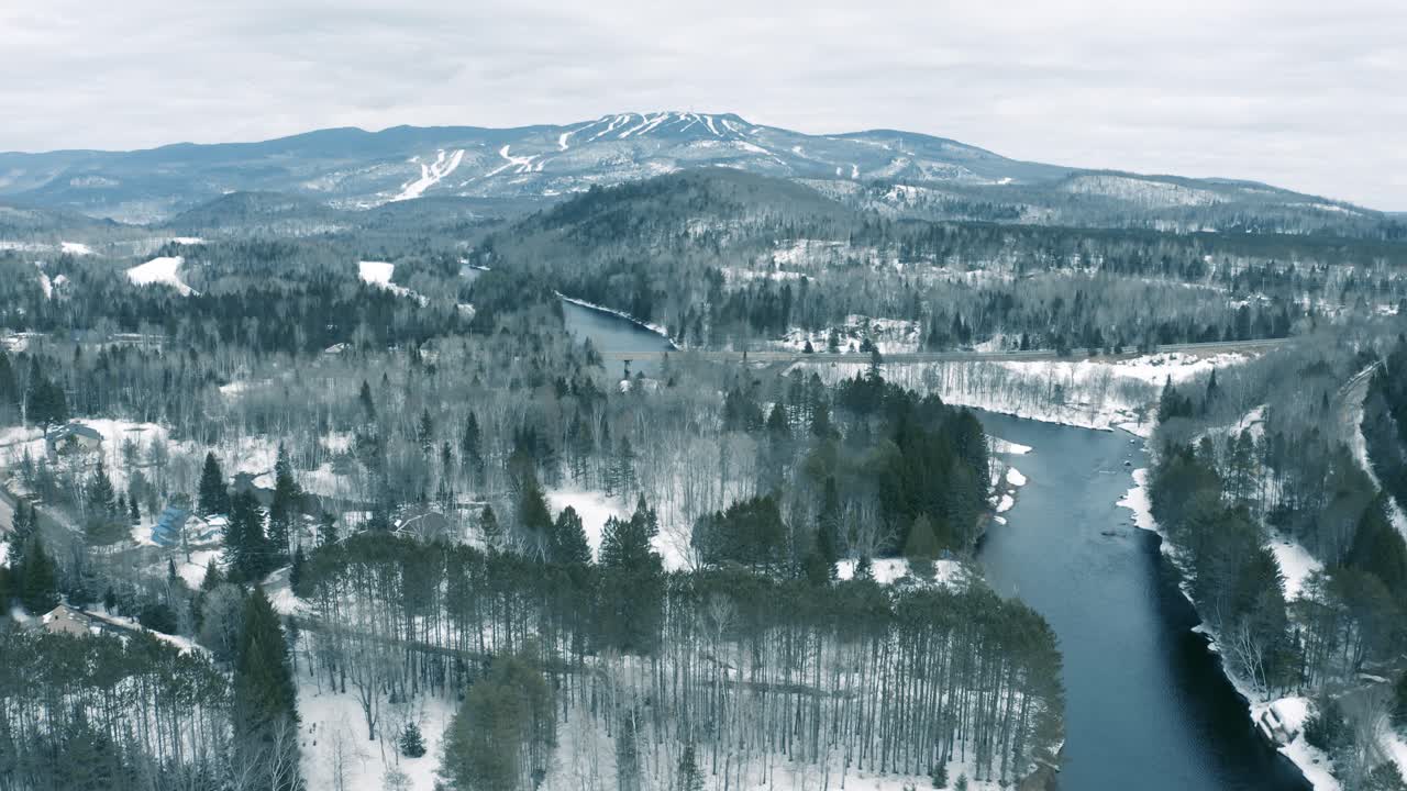 paisaje de invierno - drone volando zoom en - 4k - montañas - mont tremblant secuencia 004-012