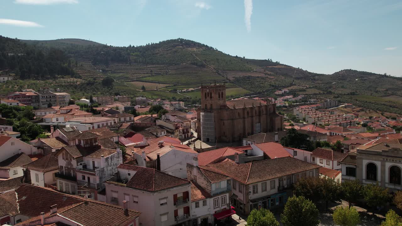 Vista aérea de la ciudad y la iglesia de Torre de Moncorvo en Portugal.