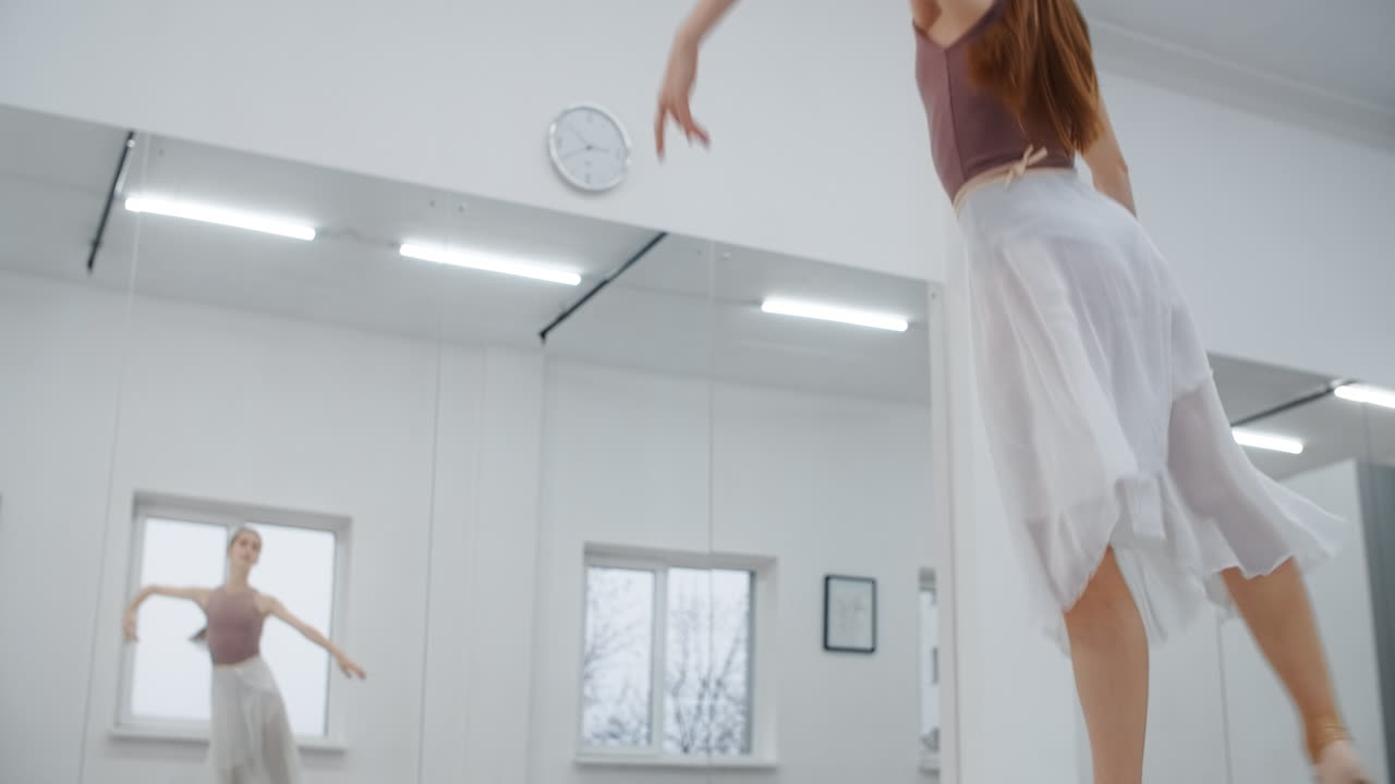 bailarina de ballet practicando en un estudio