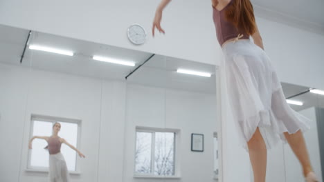 스튜디오 에서 연습 하는 발레 댄서