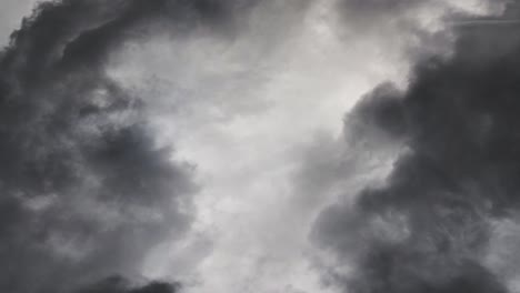 el cielo gris de 4k está oscuro con tormentas eléctricas