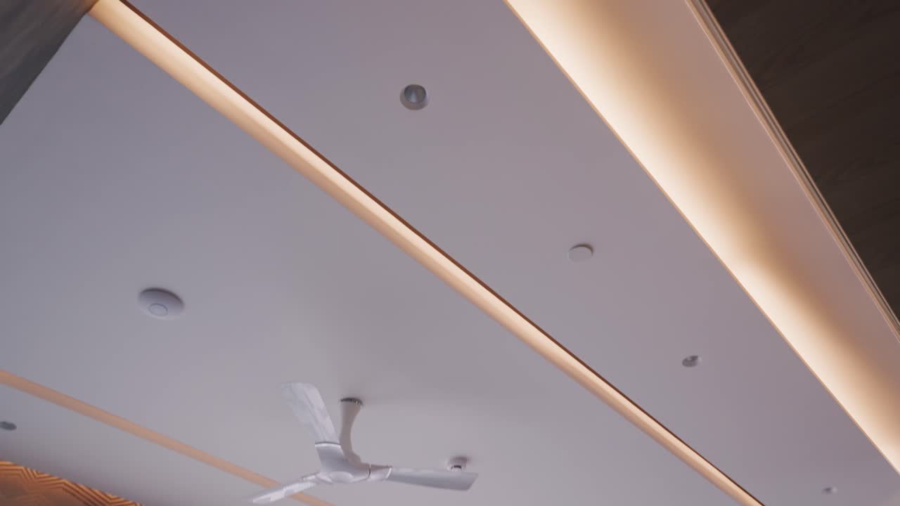 diseño interior de dormitorio elegante con una cama acogedora y ventilador de techo