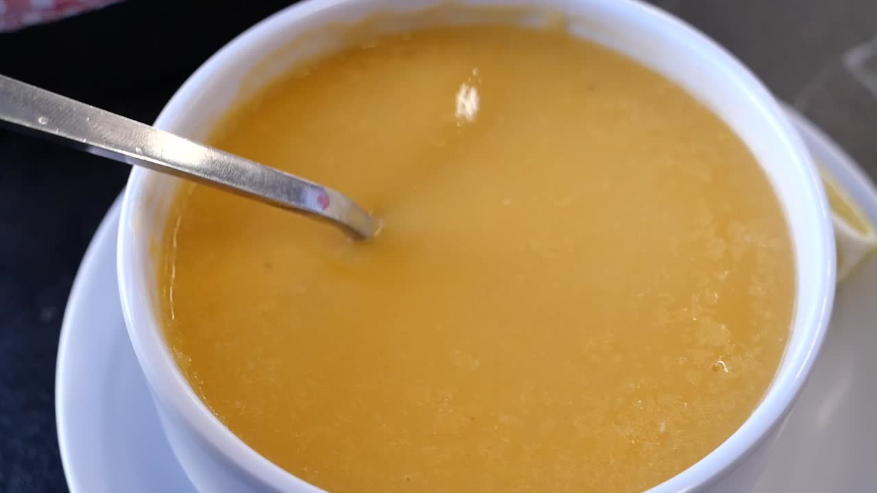 sopa cremosa en un cuenco