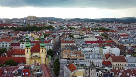 Wiener-Stadtbild-Mit-Roten-Dächern-Und-Weitläufiger-Stadtlandschaft