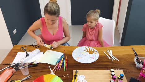 madre e hija creando un divertido proyecto de arte juntos
