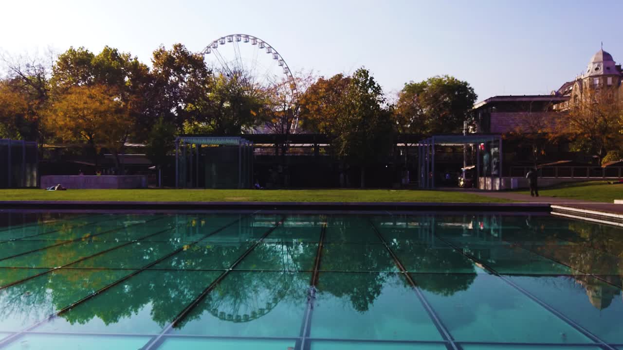 Budapest Eye pariserhjul roterende og bevægende i et afstandsskud.