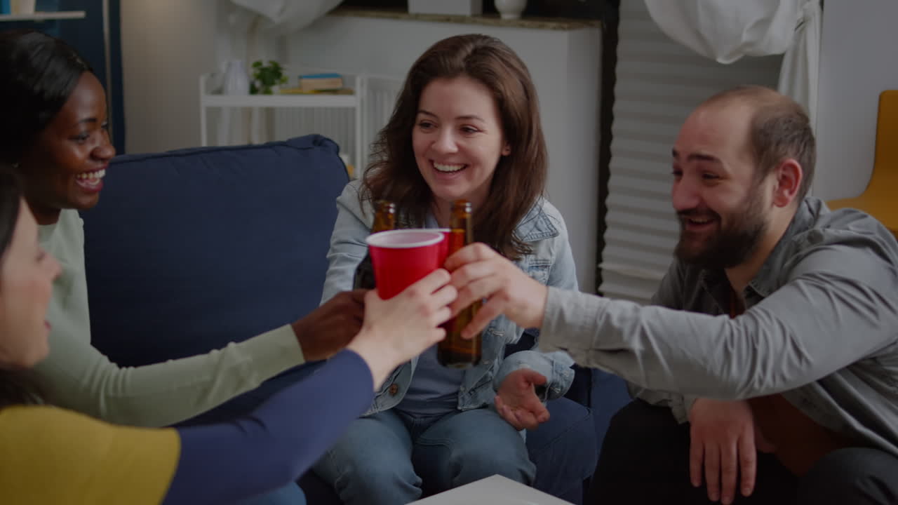 grupo de personas de razas mixtas que pasan el tiempo disfrutando juntos