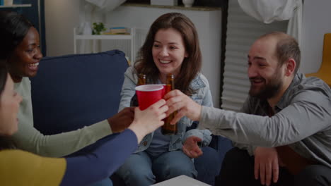 grupo de personas de razas mixtas que pasan el tiempo disfrutando juntos
