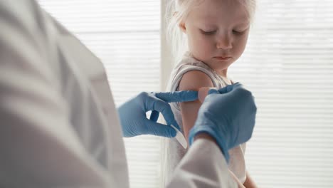 età elementare caucasica subito dopo la vaccinazione.