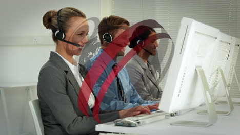 animación del globo rojo sobre diversos consultores que trabajan con computadoras.