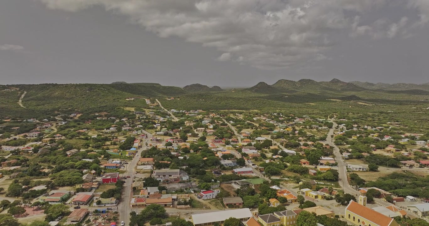 Bonaire Karibské Nizozemsko Letecký záběr v79 přelet nad Rinconem, odhalující barevné obytné čtvrti, centrum města, parky a suché kopce – Natočeno s Mavic 3 Pro Cine – 3. února 2024
