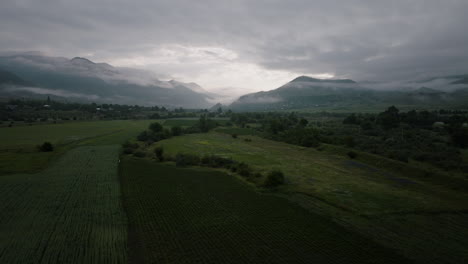 Berggipfel,-Die-Zusammen-Mit-Dem-Sonnenaufgang-Hinter-Den-Wolken-Auftauchen