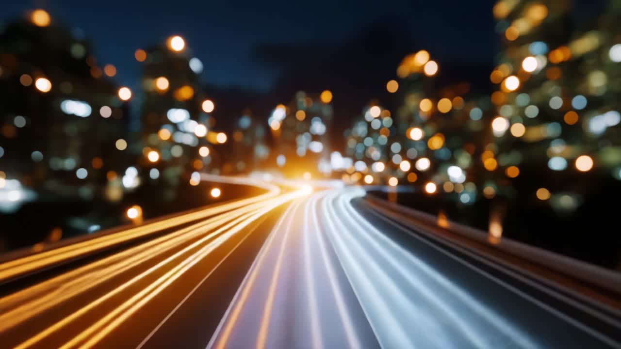 Paesaggio urbano dinamico di notte: un fermo immagine sfocato del traffico e dei grattacieli illuminati che creano scie di luce vibranti in un paesaggio urbano
