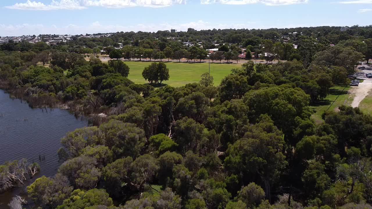 por encima de los árboles y campos de rotary park wanneroo y el lago joondalup