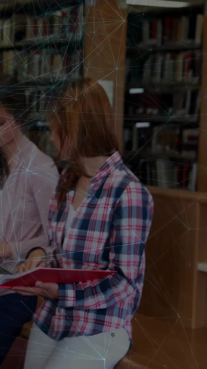 Video verticale: Uno studente con camicia a quadri guarda un raccoglitore rosso, poi si gira per osservare, ripassando gli appunti.