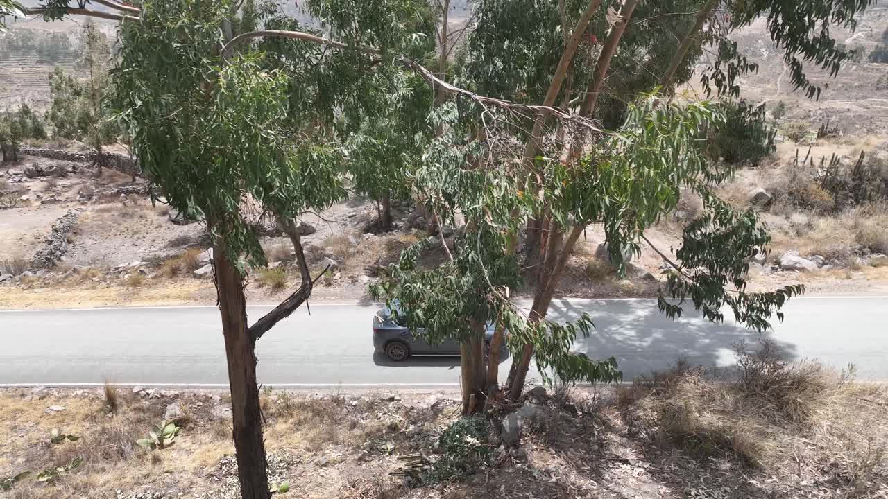 움직이는 자동차의 공중 시네마틱 드론 샷