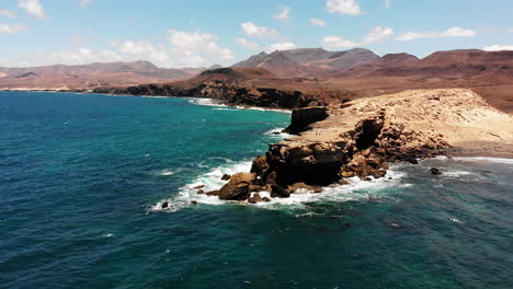 Drohnenaufnahme-Aus-Der-Luft-An-Der-Küste-Von-La-Pared-Auf-Fuerteventura-An-Einem-Sonnigen-Tag