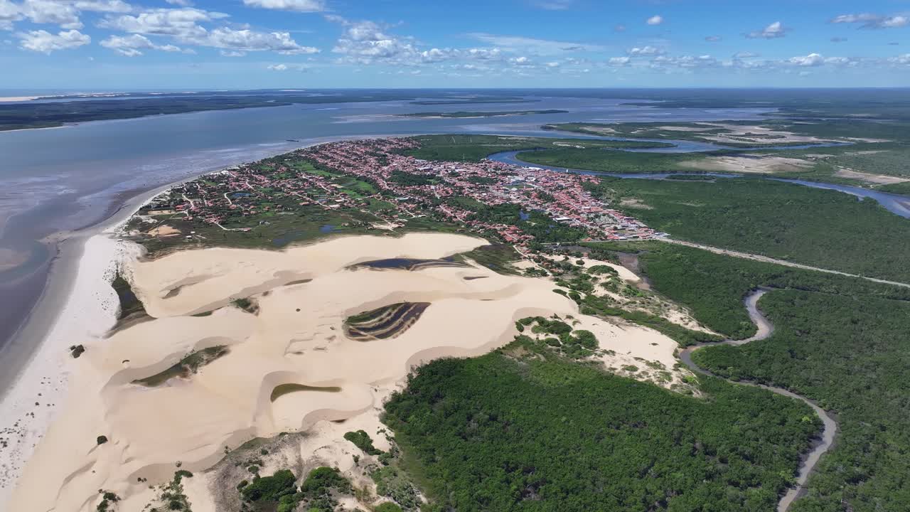 Tutoia Skyline Tutoian kaupungissa, Maranhãossa, Brasiliassa. Luontomaisema. Brasilian Amerikan-delta. Tutoia Skyline Maranhãossa. Joenrantakaupunki. Rantamaisema. Lomamatkat. Brasilian koillisosat