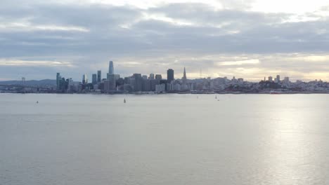 aéreo: barcos navegando y vista de la ciudad, vista de drones