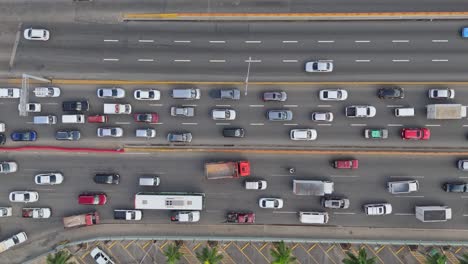 escena de atasco de tráfico en la carretera en la ciudad de santo domingo en la hora pico