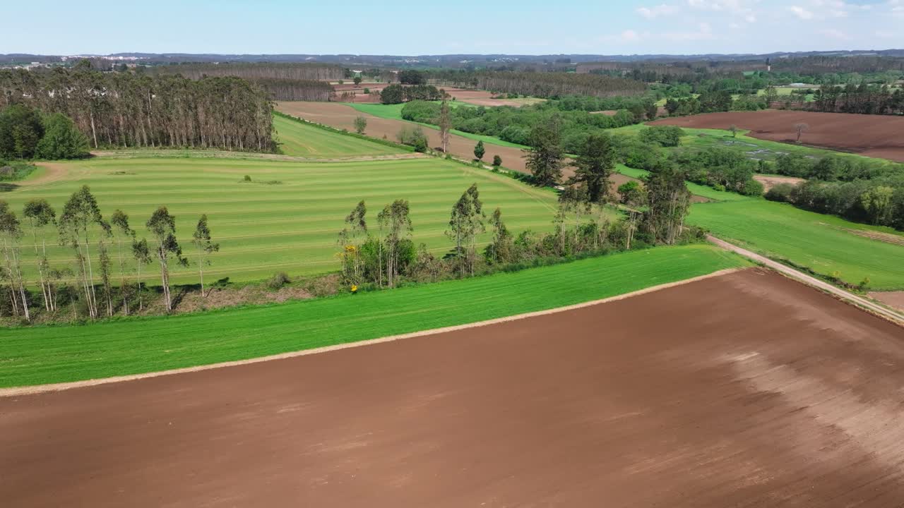 vista aérea panorámica de los campos agrícolas cerca de la ciudad rural