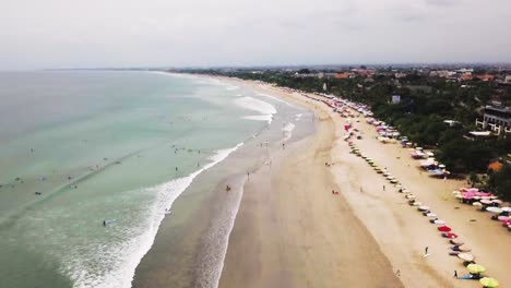 escena de playa llena de gente en bali