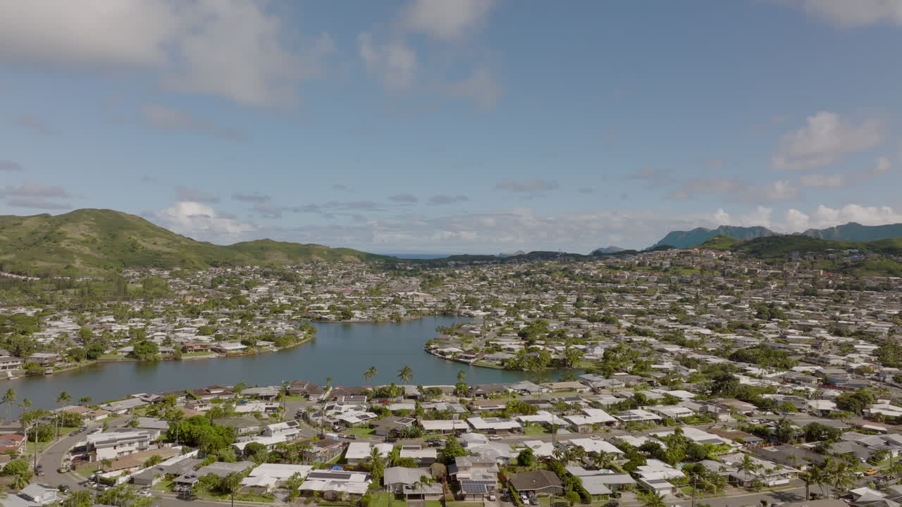 아름다운 날 하와이 오아후 섬의 카일루아 동네와 카엘풀루 연못 위로 솟아오른다