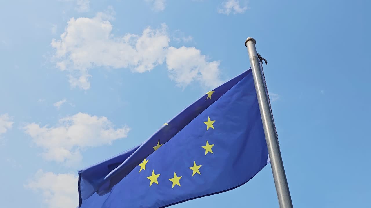 Bandiera dell'Unione Europea con stelle dorate, simbolo della solidarietà tra i paesi.