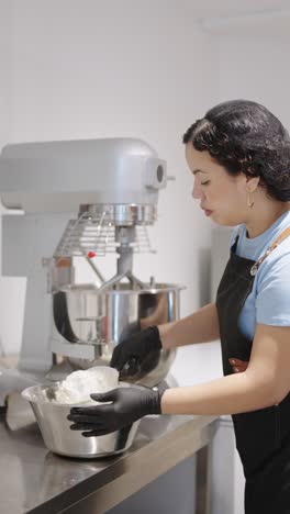 mujer horneando en la cocina