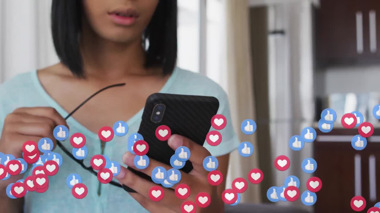 Animação de ícones de redes sociais sobre mulher birracial usando smartphone