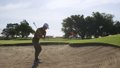 Jugador-De-Golf-Golpeando-La-Pelota-Con-Su-Palo.