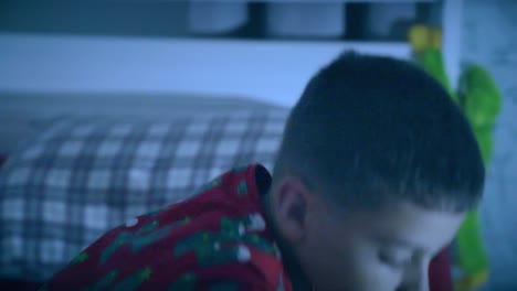 un niño sonámbulo se levanta de su cama mientras duerme en su habitación por la noche