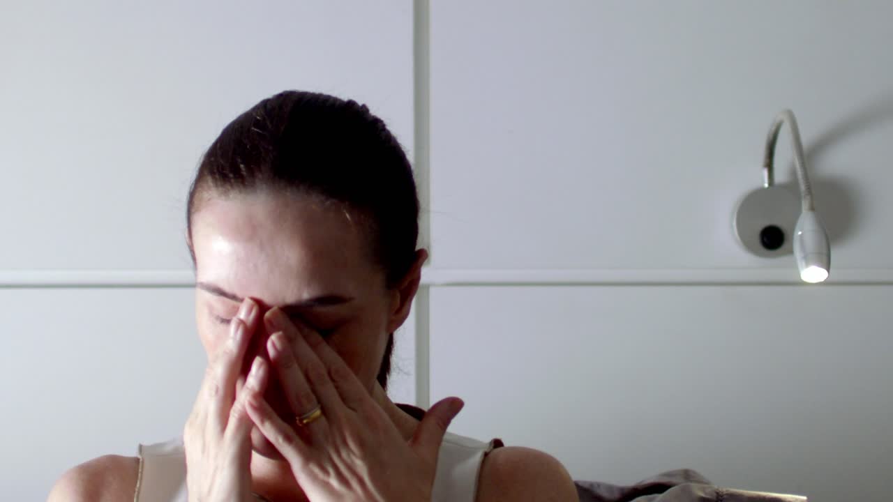 se esfuerza por llegar a un acuerdo con sus pensamientos y emociones