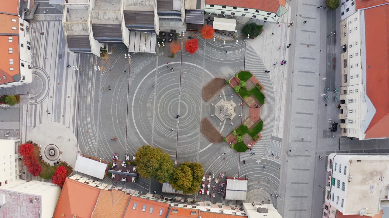 Piazza della Trinità a Trnava, Slovacchia - Vista aerea dall'alto.