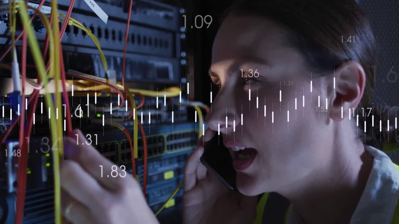 컴퓨터 서버에 의해 코카시안 여성 it 엔지니어에 대한 데이터 처리 애니메이션