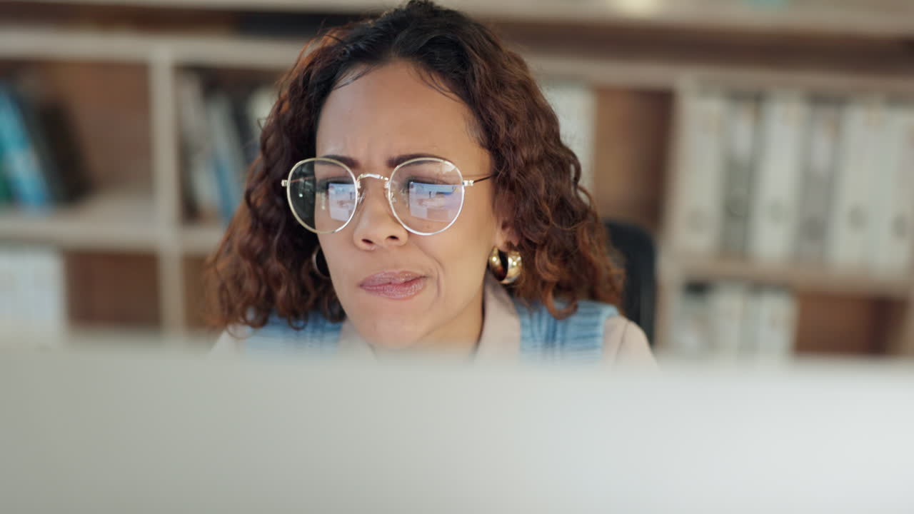 confundido, pensando y cara de mujer de negocios
