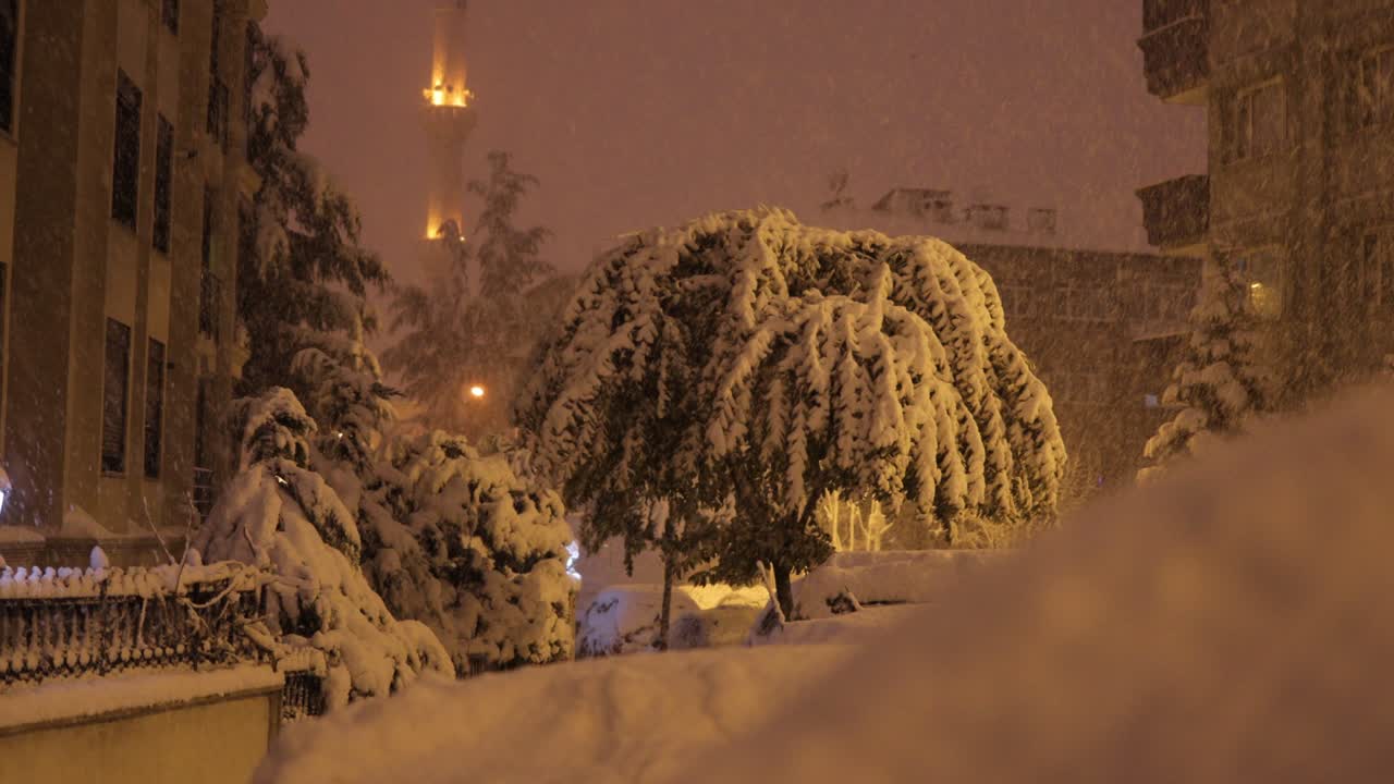 밤에 거리에 눈이 내리는 것