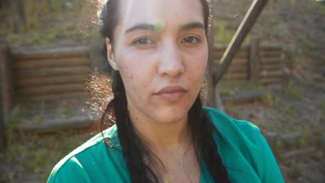retrato de una chica de pie en el campamento de entrenamiento