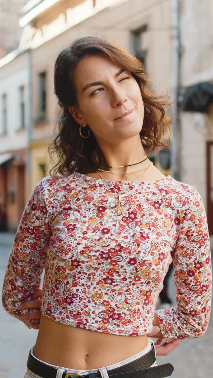 Mujer pensativa chica con expresión pensativa reflexionando sobre una solución pensando inspiración soñando