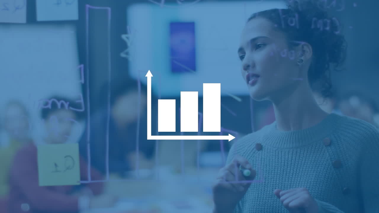 animación del icono del gráfico de barras sobre la mujer biracial dando una presentación escribiendo en tablero de vidrio en la oficina