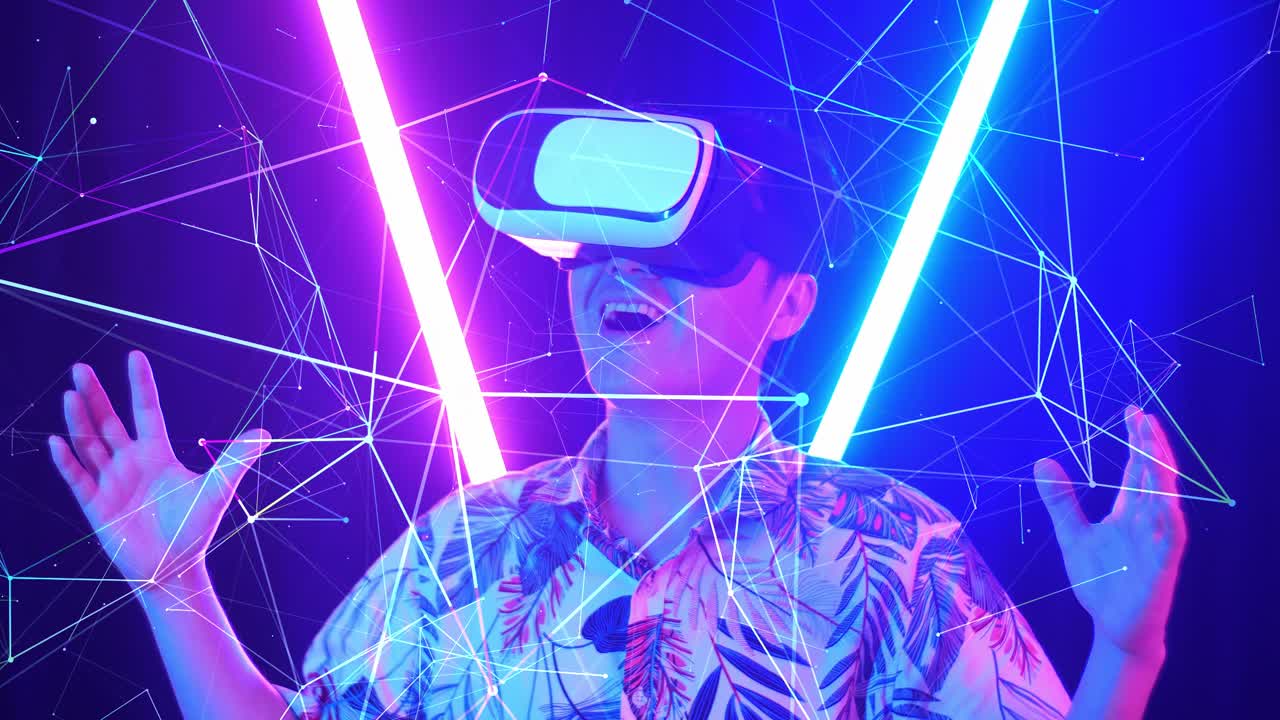 persona eccitata che sperimenta la realtà virtuale