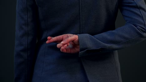 mujer de negocios con los dedos cruzados detrás de su espalda diciendo mentiras