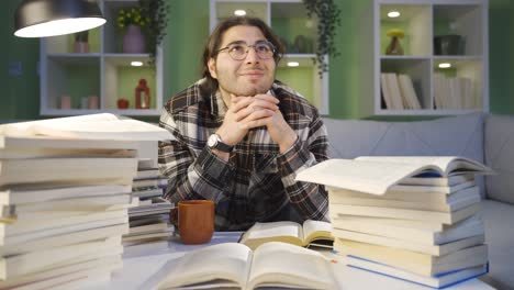un joven universitario con sueños y metas.