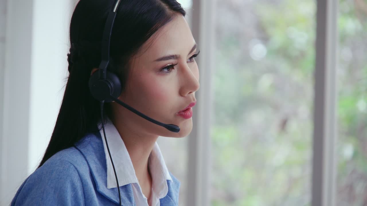 헤드 ⁇ 을 착용한 고객 지원 에이전트 또는 콜 센터가 전화로 고객과 이야기하고 있습니다.